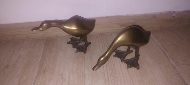 Figury ptaków wykonane z mosiądzu