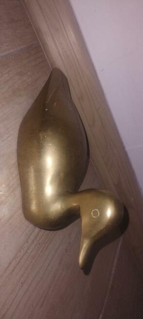 Figury ptaków wykonane z mosiądzu