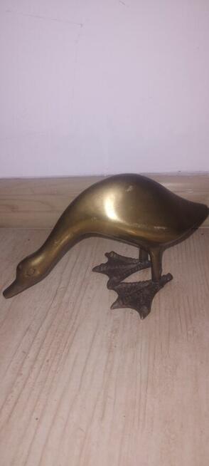 Figury ptaków wykonane z mosiądzu