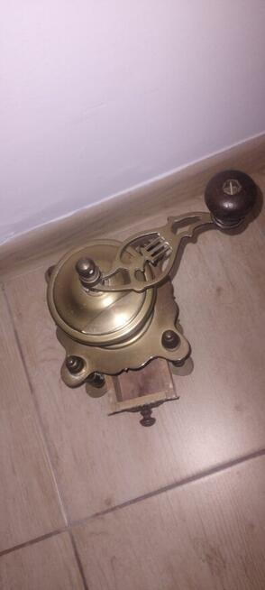 Piękny mosiężny młynek do mielenia kawy pieprzu ziół