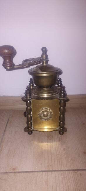 Piękny mosiężny młynek do mielenia kawy pieprzu ziół
