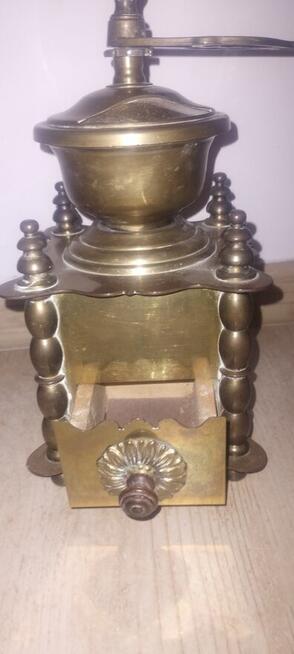 Piękny mosiężny młynek do mielenia kawy pieprzu ziół