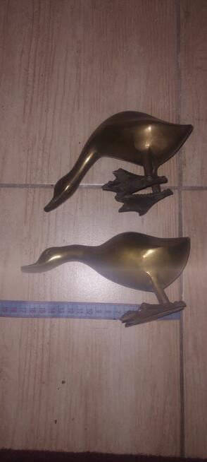 Figury ptaków wykonane z mosiądzu
