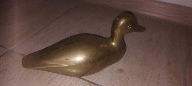 Figury ptaków wykonane z mosiądzu