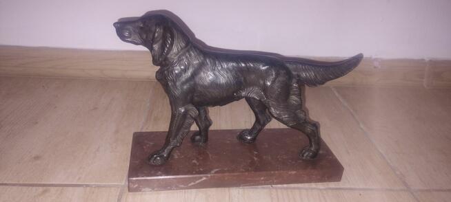 Figura psa na marmurowej podstawie