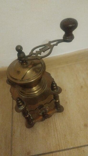 Piękny mosiężny młynek do mielenia kawy pieprzu ziół