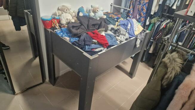 Meble do sklepu odzieżowego, rury, skrzynie, gondole, regały