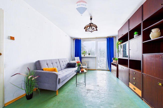 2 pokoje z balkonem w niskim bloku – do remontu!