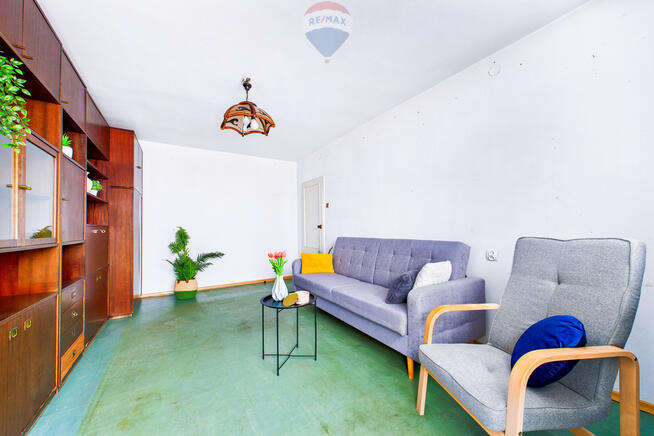 2 pokoje z balkonem w niskim bloku – do remontu!