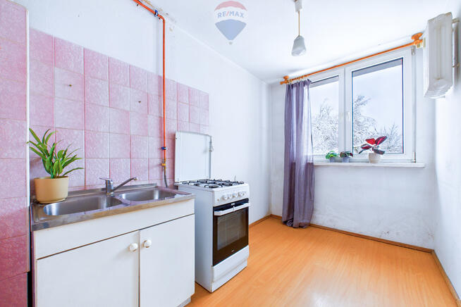 2 pokoje z balkonem w niskim bloku – do remontu!