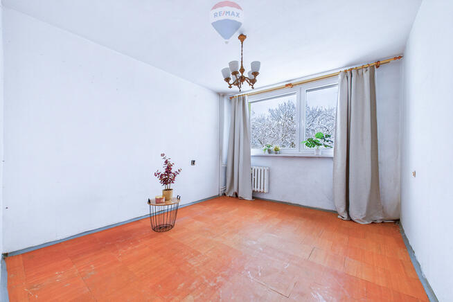 2 pokoje z balkonem w niskim bloku – do remontu!