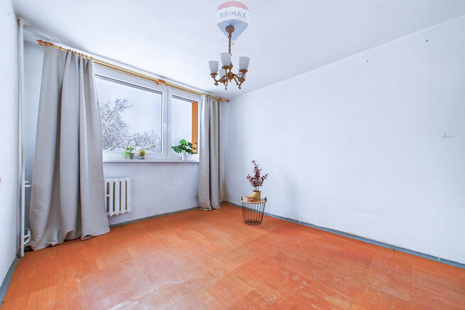 2 pokoje z balkonem w niskim bloku – do remontu!