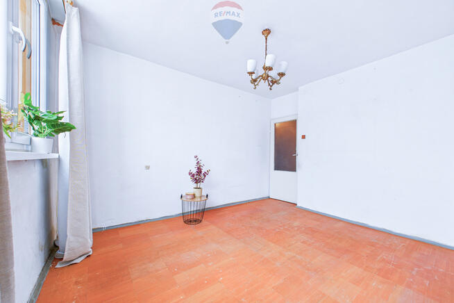 2 pokoje z balkonem w niskim bloku – do remontu!