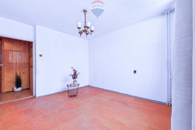 2 pokoje z balkonem w niskim bloku – do remontu!