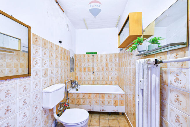 2 pokoje z balkonem w niskim bloku – do remontu!