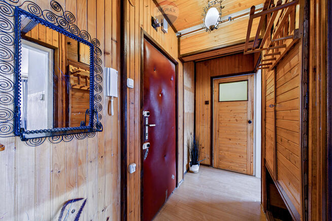 2 pokoje z balkonem w niskim bloku – do remontu!