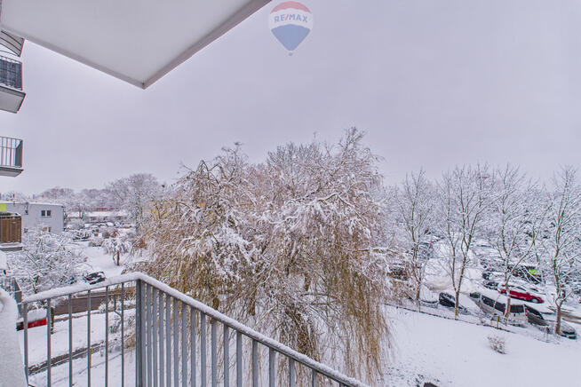 2 pokoje z balkonem w niskim bloku – do remontu!