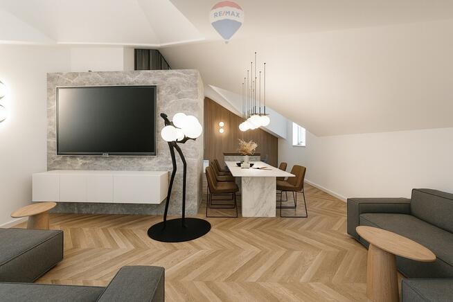 Całe piętro w reprezentacyjnej kamienicy | Centrum