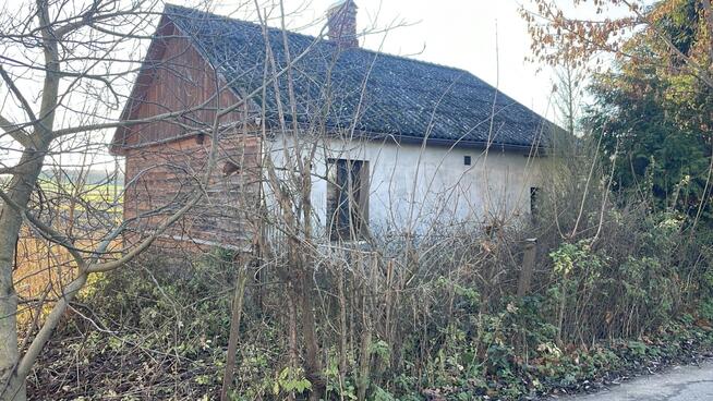 Działka z domem i zabudowaniami 5 km od Ćmielowa