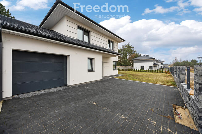 Dom bliźniak z garażem w otoczeniu natury