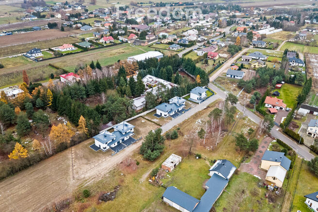 Dom bliźniak z garażem w otoczeniu natury