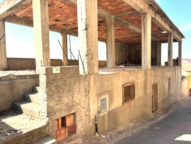 Sprzedam kamienicę w Kalabrii w górach