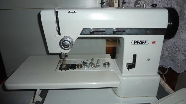 Niemiecka, walizkowa, profesjonalna maszyna do szycia PFAFF 85