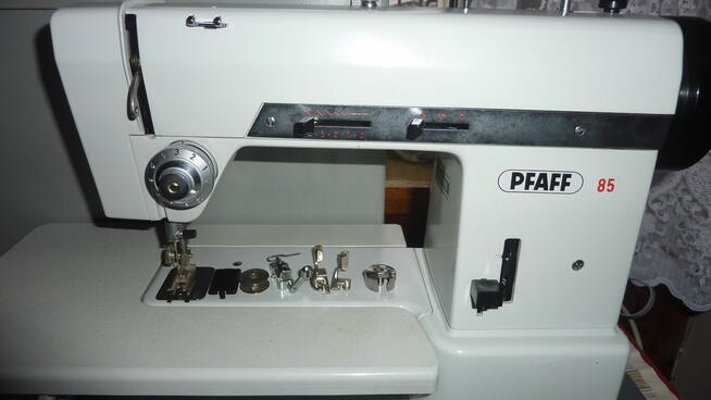 Niemiecka, walizkowa, profesjonalna maszyna do szycia PFAFF 85