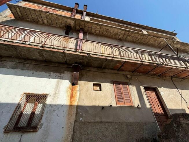 Sprzedam kamienicę w Kalabrii w górach