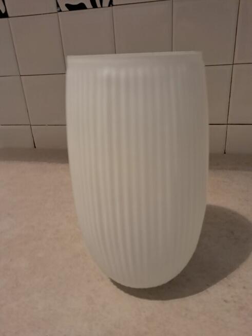 Klosz szklany do lampy biały, prążkowany, do sprzedania