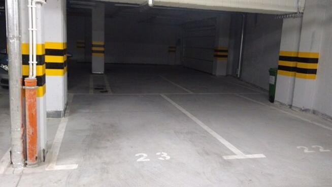 Miejsce w garażu podziemnym, Nałęczowska 18