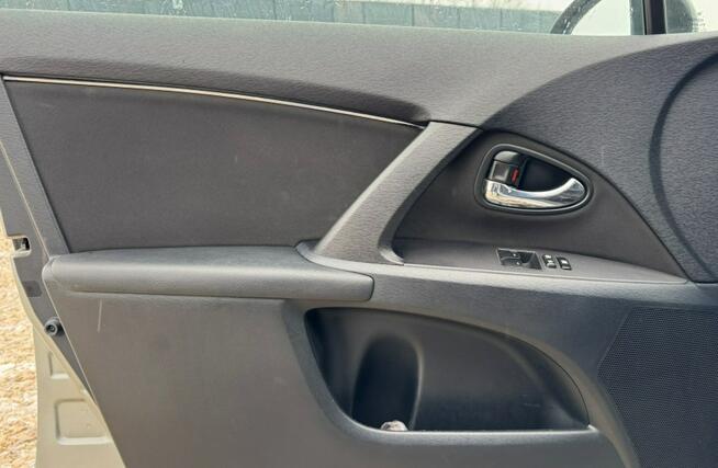 Toyota Avensis Automatyczna Klimatyzacja / Podgrzewane Fotele / Ksenon / FV Marża