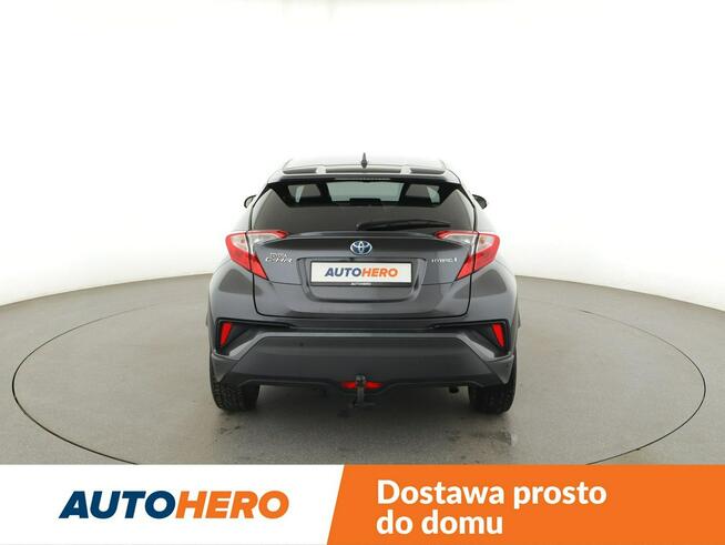 Toyota C-HR klima auto grzane fotele kamera i czujniki parkowania hak