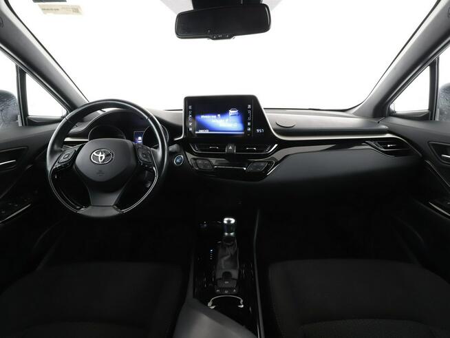 Toyota C-HR klima auto grzane fotele kamera i czujniki parkowania hak