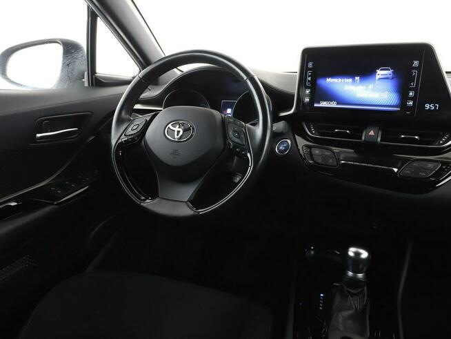 Toyota C-HR klima auto grzane fotele kamera i czujniki parkowania hak