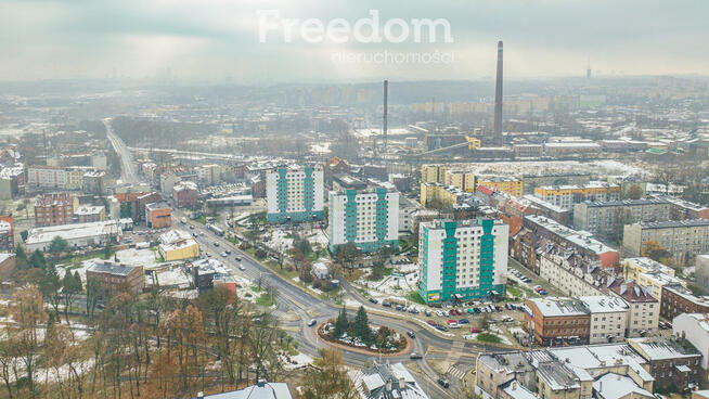 Zadbane i przestronne z balkonem. Do wejścia.