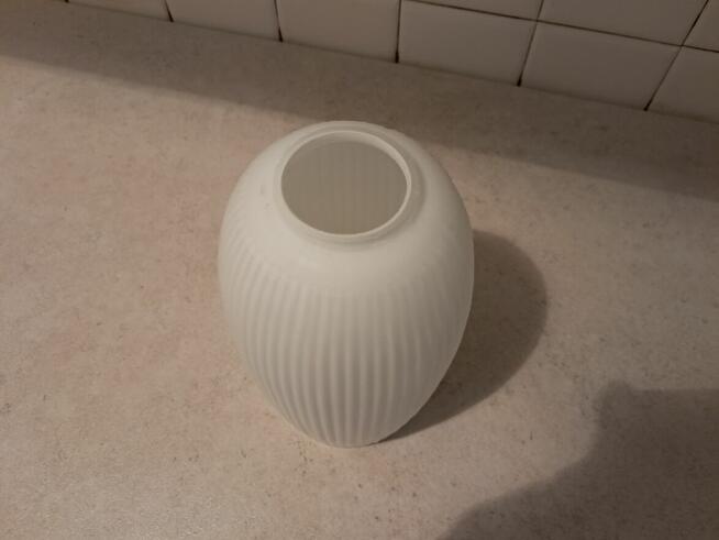 Klosz szklany do lampy biały, prążkowany, do sprzedania