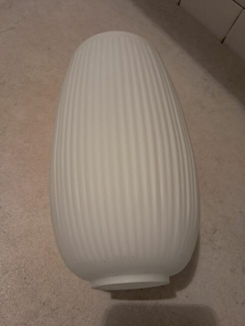 Klosz szklany do lampy biały, prążkowany, do sprzedania