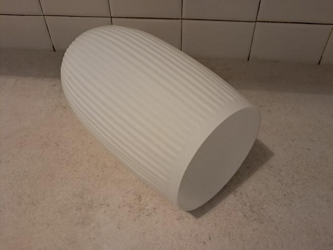 Klosz szklany do lampy biały, prążkowany, do sprzedania