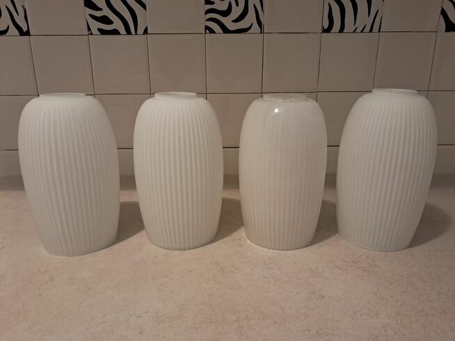 Klosz szklany do lampy biały, prążkowany, do sprzedania