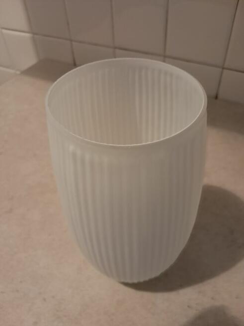 Klosz szklany do lampy biały, prążkowany, do sprzedania