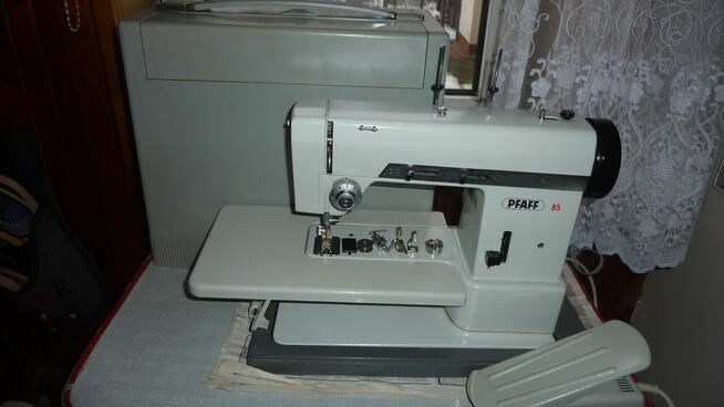 Niemiecka, walizkowa, profesjonalna maszyna do szycia PFAFF 85
