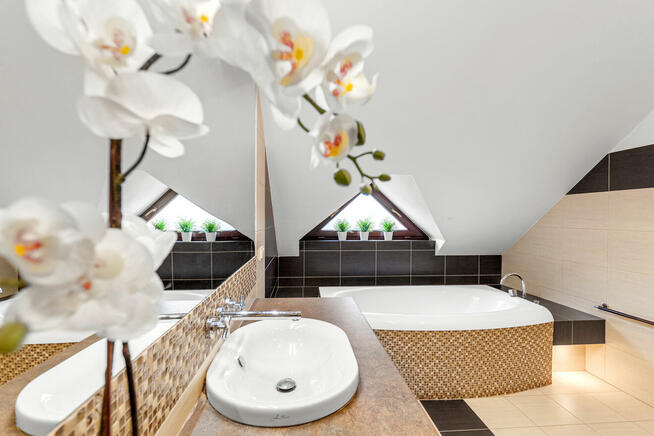 Tychy dom na przepięknie zagospodarowanej działce. Zapraszam