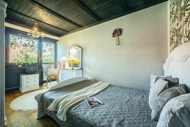 Dom z charakterem i ogrodem pełnym zieleni Stoki