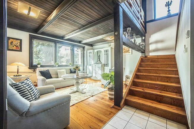 Dom z charakterem i ogrodem pełnym zieleni Stoki