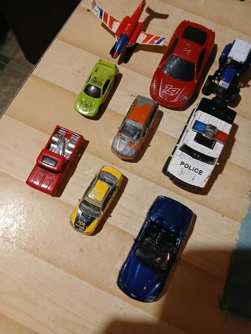 Zestaw mnóstwo różnych samochodzików.