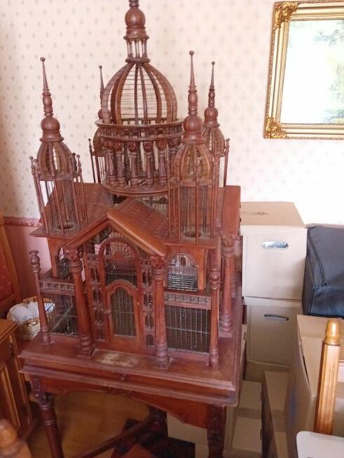 Klatka. Karmnik. Dla ptakow. Majestatyczna