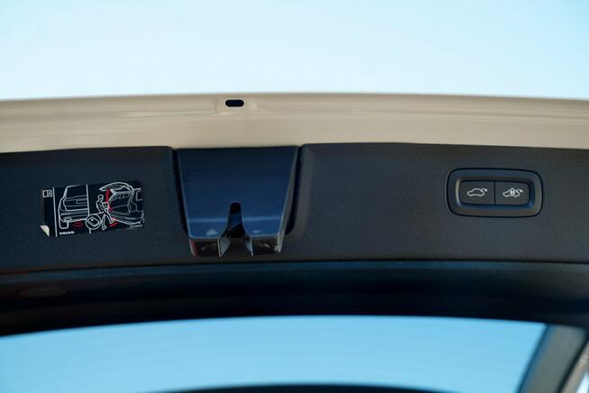 Volvo XC 90 RECHARGE panorama FUL LED 7-os hak el.alarm KAMERY 360 pneumat acc MAX