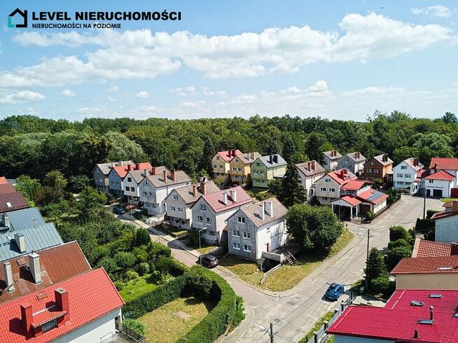 Dom skrajny w mieście