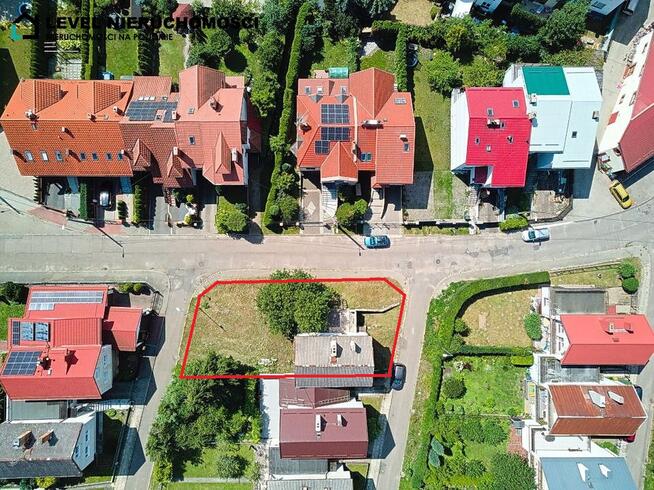 Dom skrajny w mieście